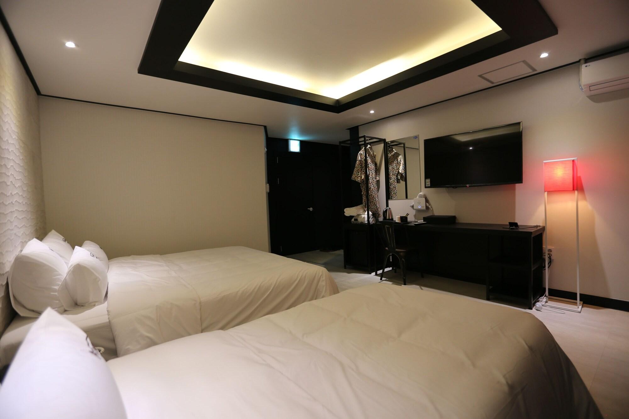Almond Hotel Gupo Station Busan Exterior photo